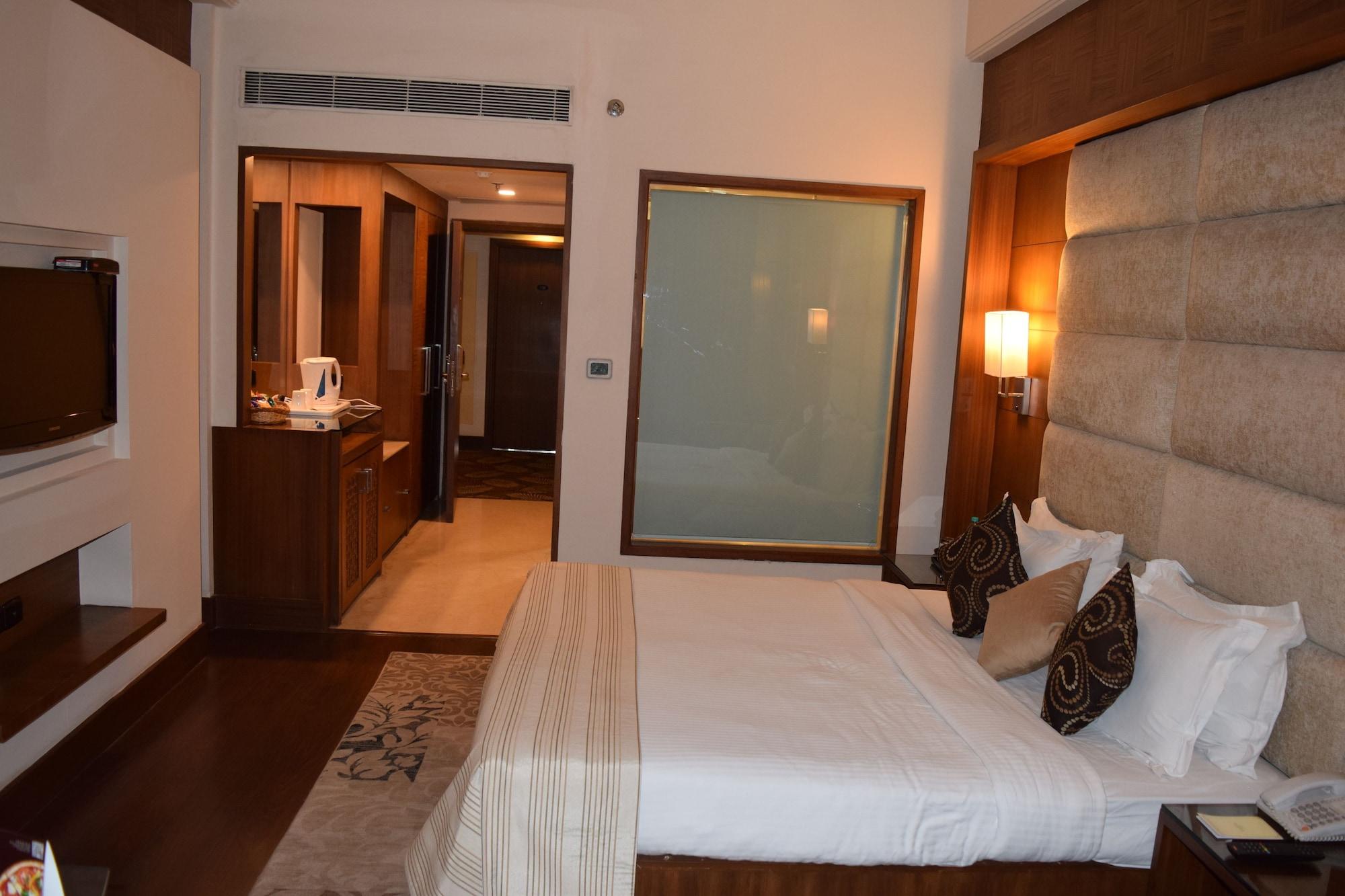 The Bristol Hotel Gurgaon Exterior foto