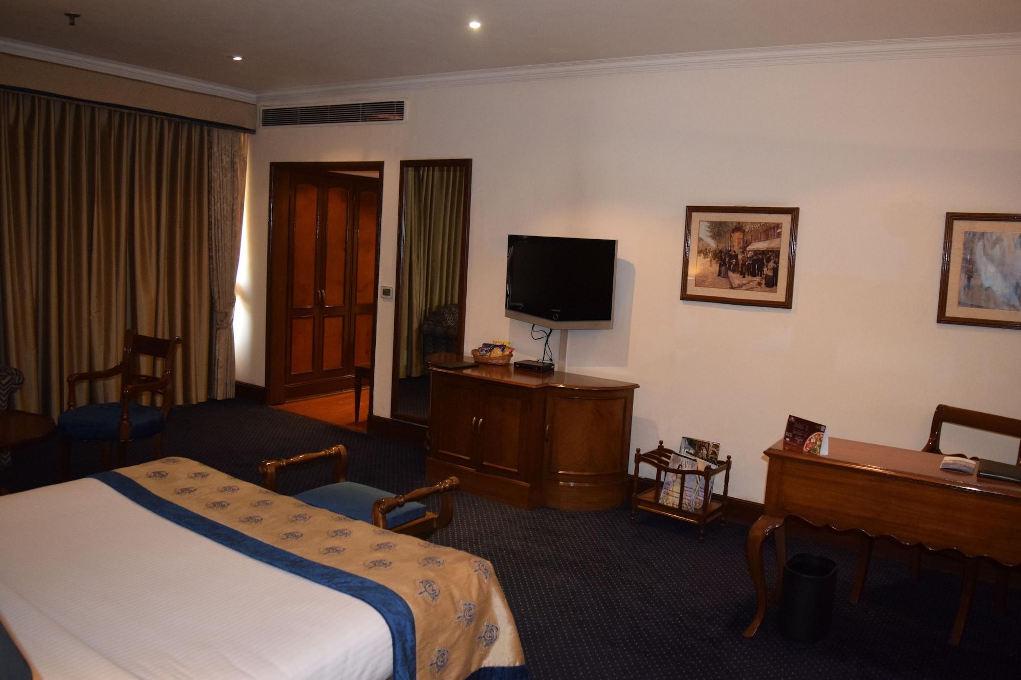 The Bristol Hotel Gurgaon Exterior foto