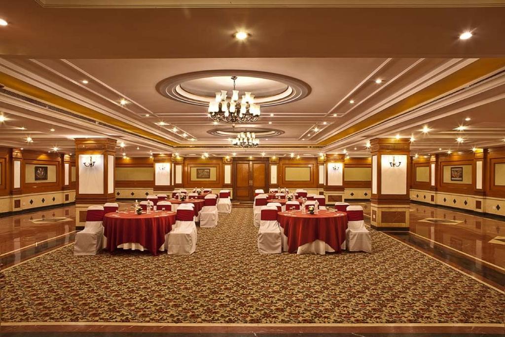 The Bristol Hotel Gurgaon Exterior foto