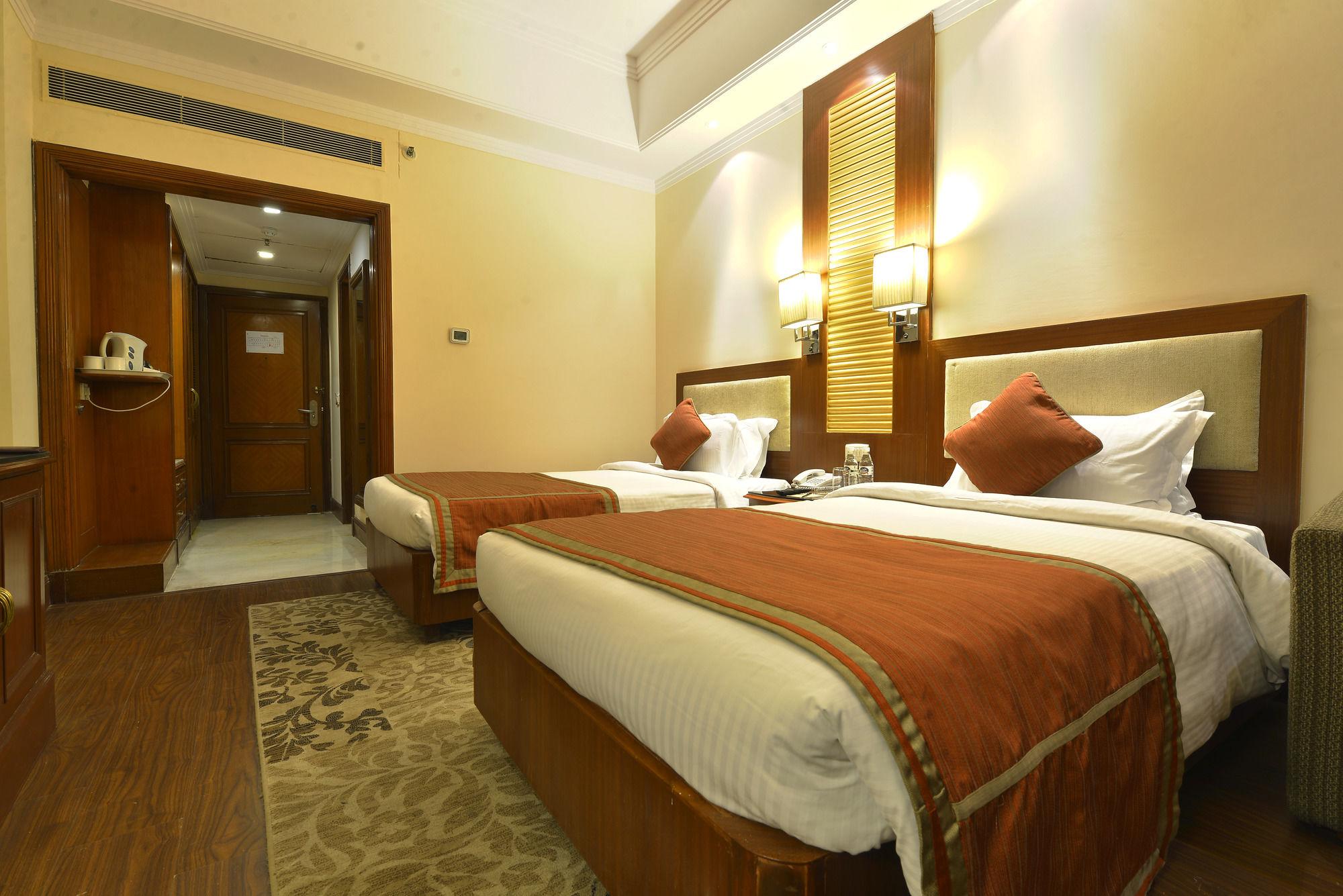 The Bristol Hotel Gurgaon Exterior foto