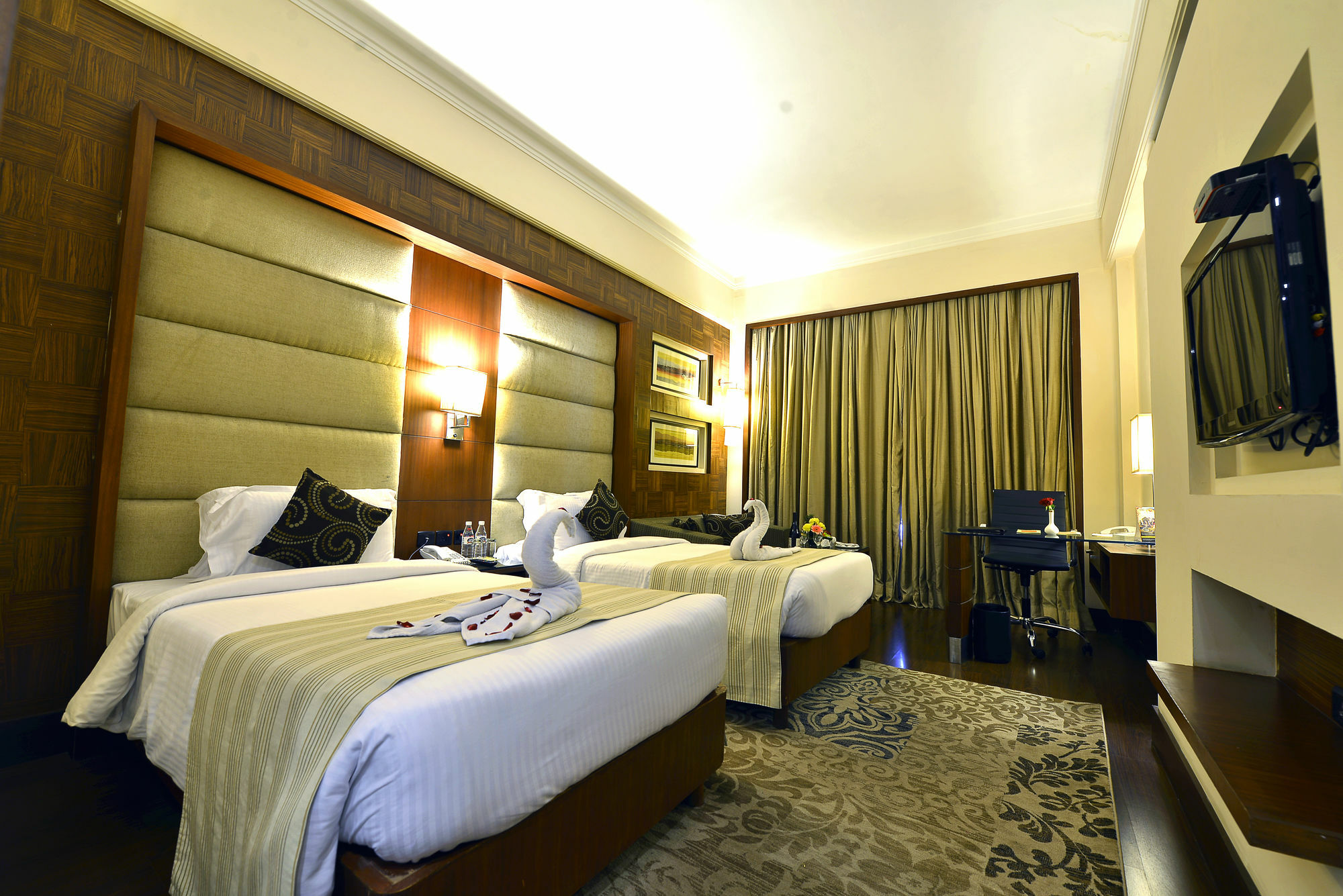 The Bristol Hotel Gurgaon Exterior foto